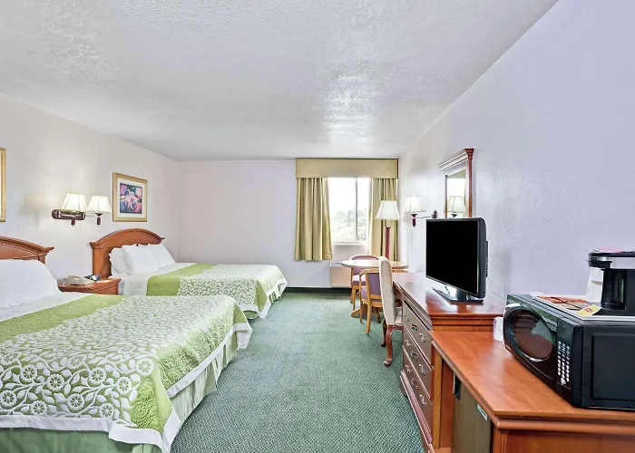 Days Inn & Suites By Wyndham Fullerton